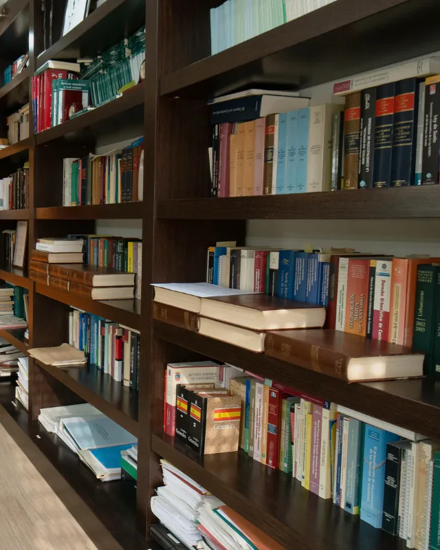 Biblioteca jurídica del despacho, con la legislación de Cantabria