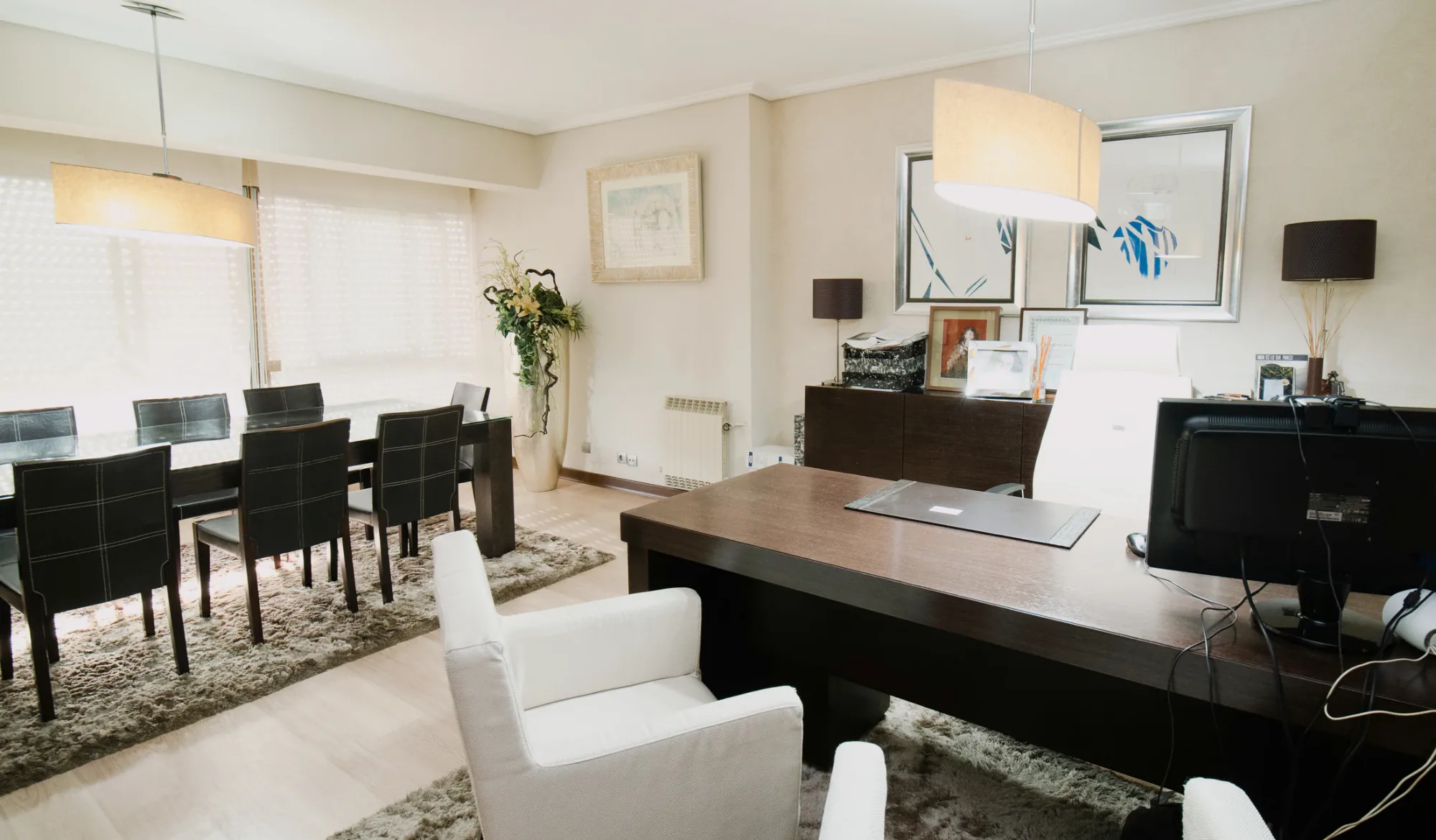 Sala de juntas y mesa de dirección del despacho